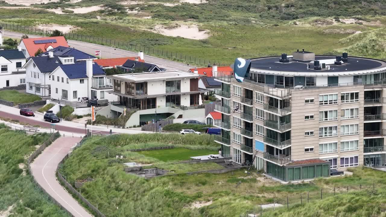 네덜란드 해안의 집과 패러글라이딩