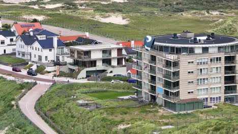 casas costeras holandesas y parapente