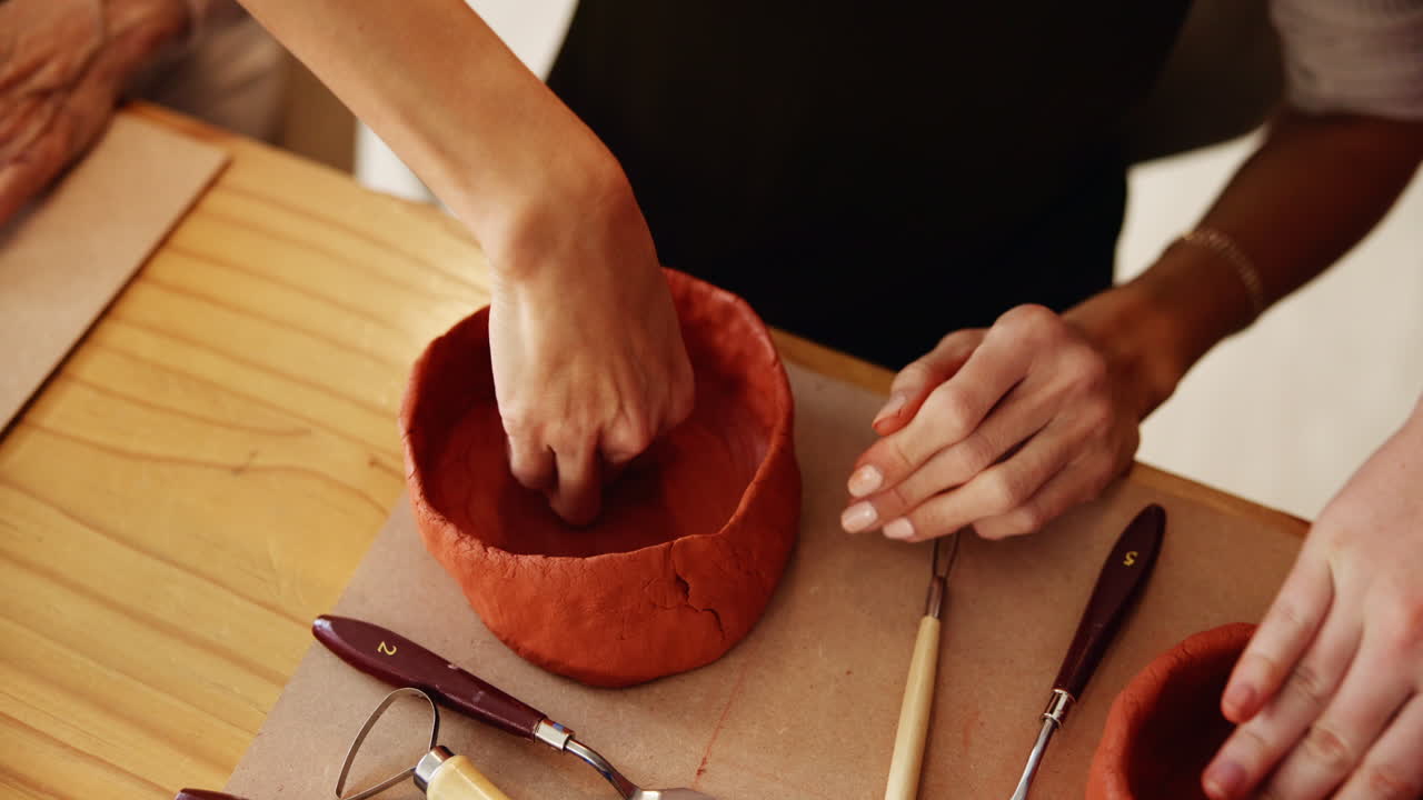 mujer haciendo un cuenco de arcilla
