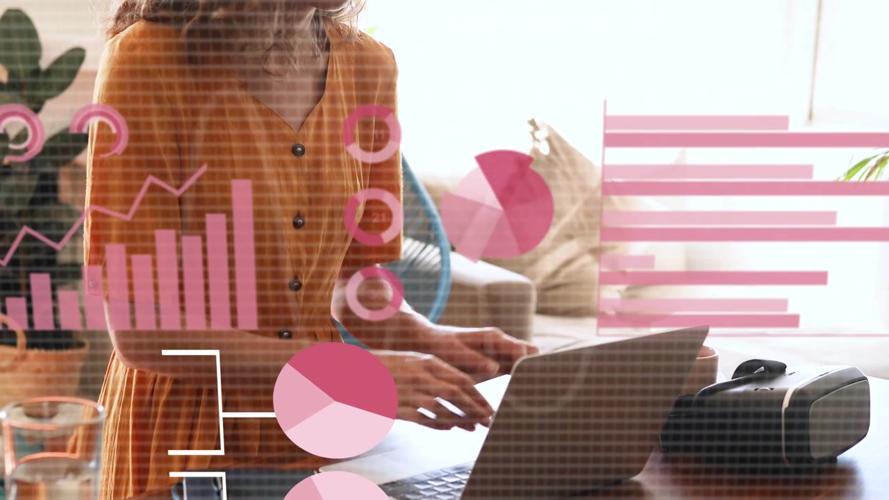 Mulher digitando no laptop e usando o telefone, gerando gráficos animados sobre o laptop, analisando dados de negócios
