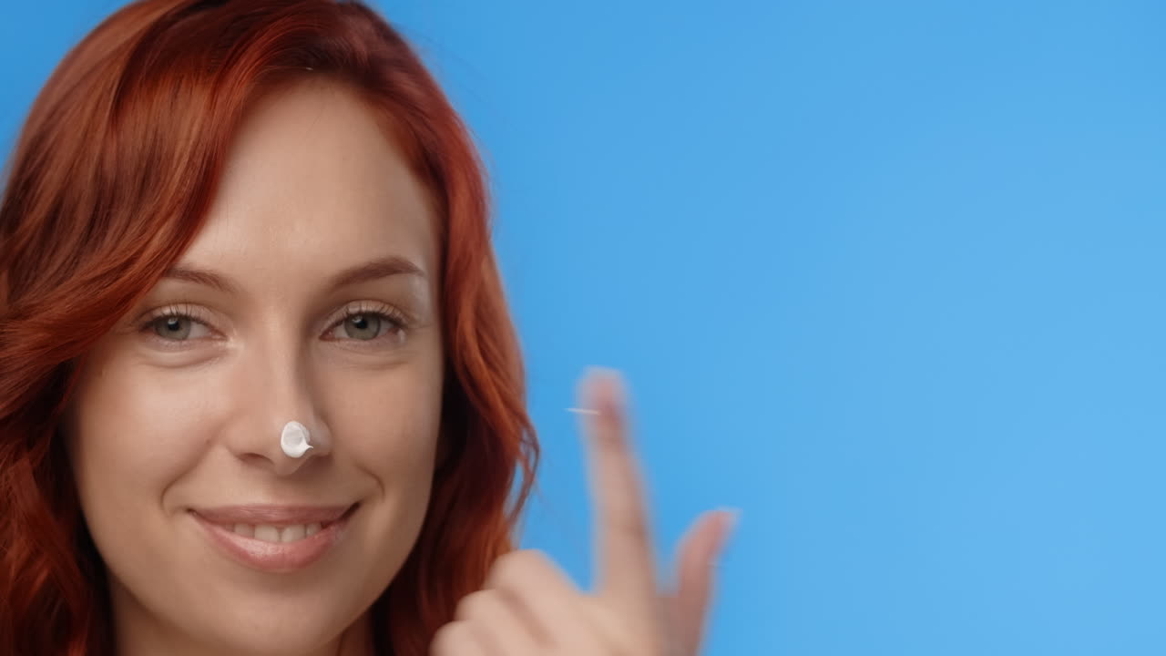 얼굴 크림을 적용하는 여자