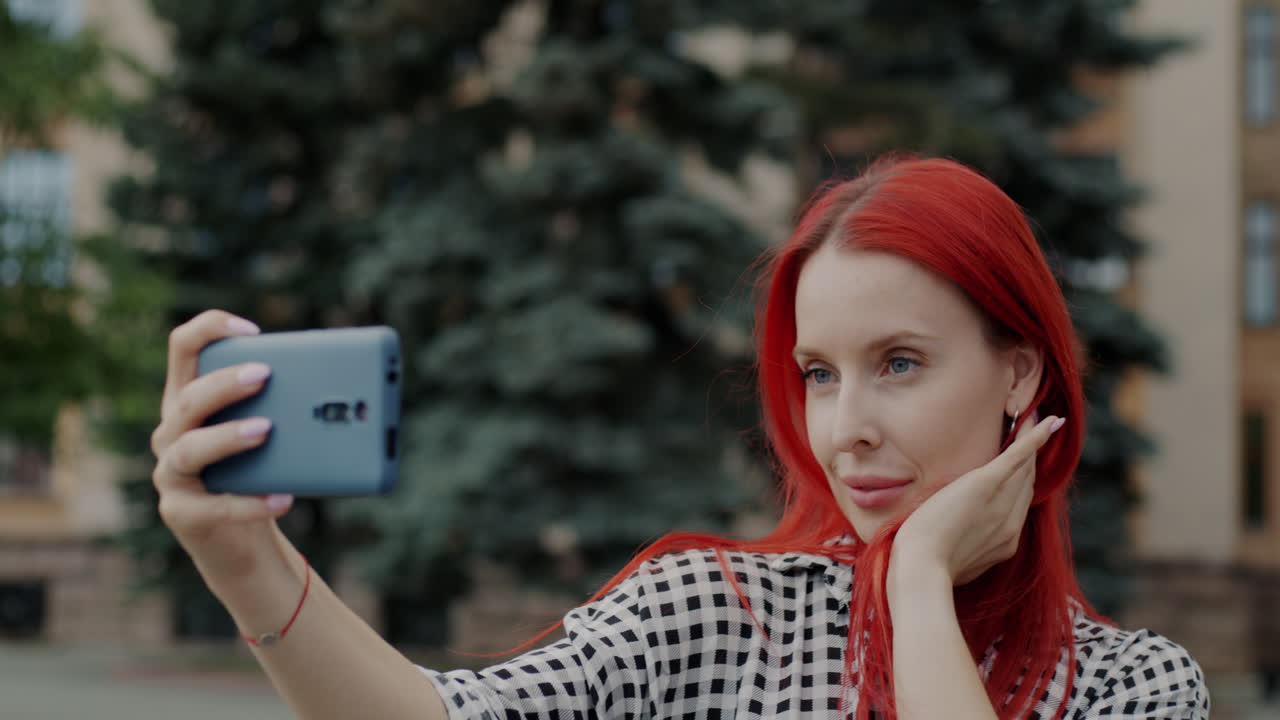 mujer tomando selfies en la ciudad