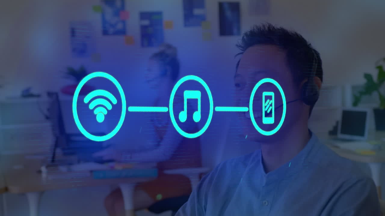 animación de tres iconos de medios azules conectados sobre un hombre en la oficina usando auriculares usando una computadora