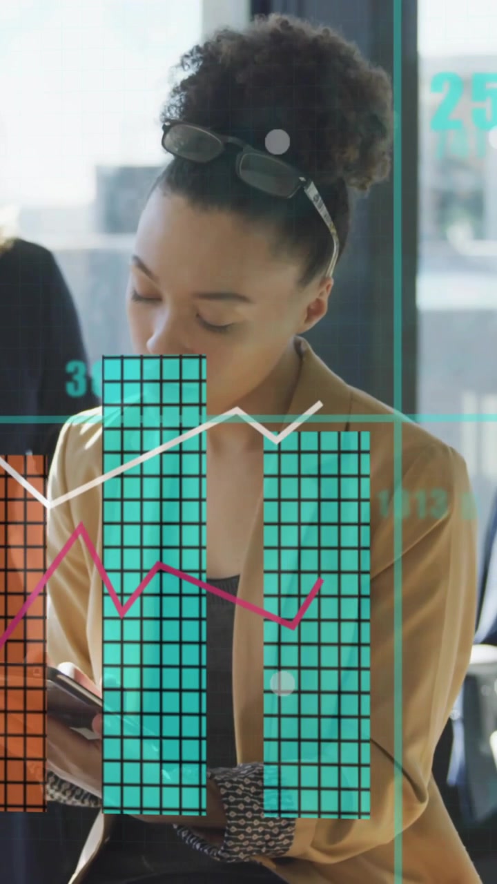 Forretningskvinder på et moderne kontor analyserer finansielle datadiagrammer og skaber animation.