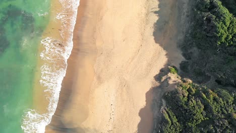 Vista-De-Pájaro-De-Las-Olas-Desvaneciéndose-Suavemente-En-La-Playa-De-Torquay-Bells,-Australia