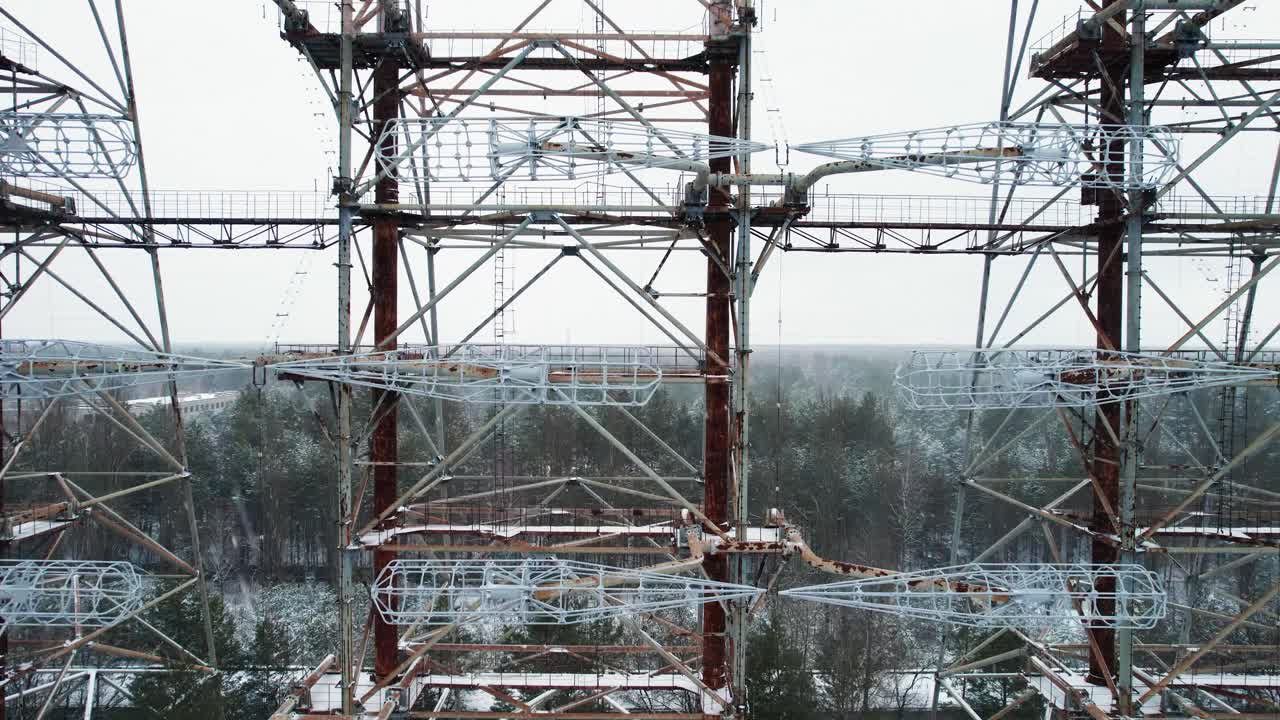 rejilla de antena de la estación de radar duga sobre la taiga de invierno, chernobyl, ucrania