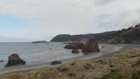 Left-to-right-view-of-a-stunning-island-coastline-in-Oregon,-USA