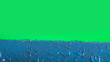 el movimiento de textura ondulada del océano azul girando contra la clave de croma pantalla verde y fondo negro