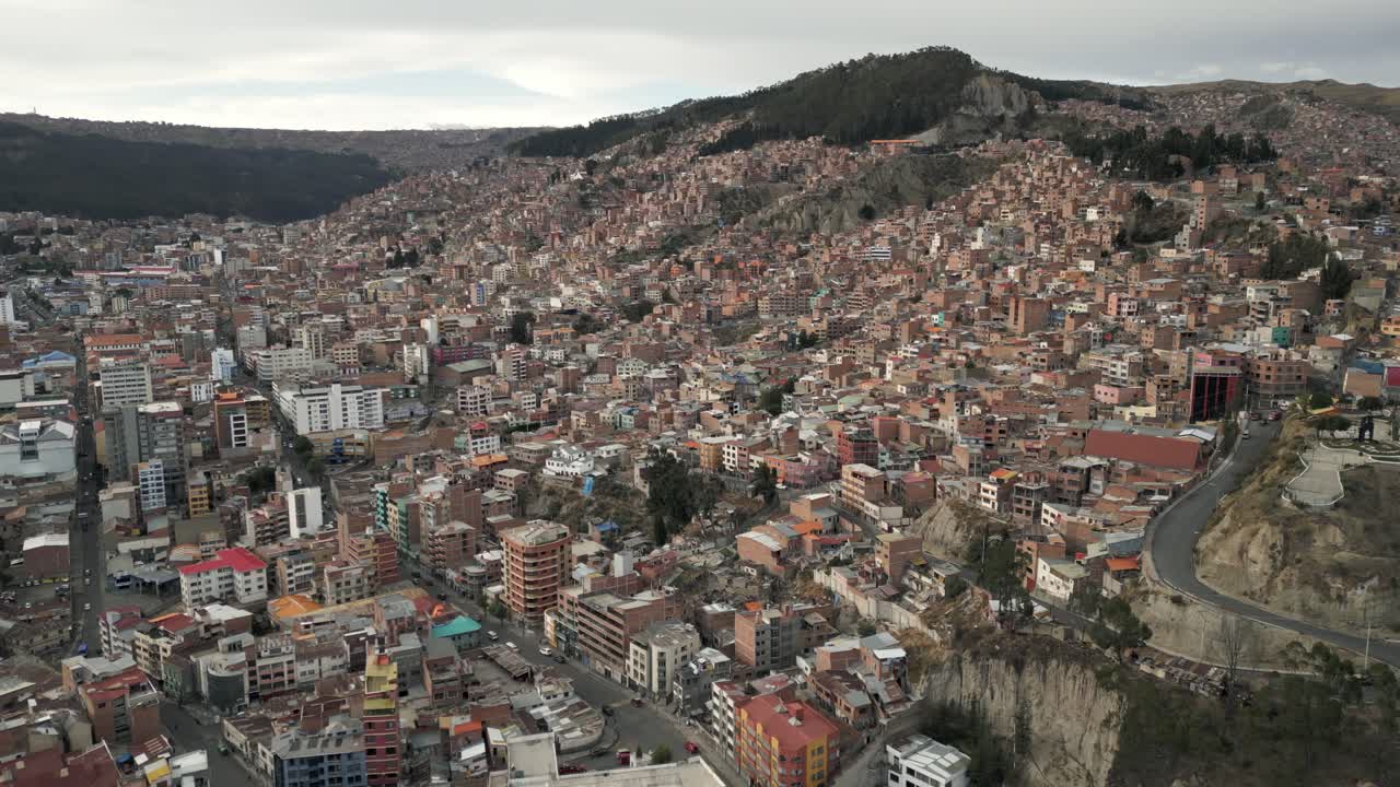 vista aérea del paisaje urbano de la paz bolivia, ciudad en una colina, pueblo de la cordillera andina, área metropolitana más alta