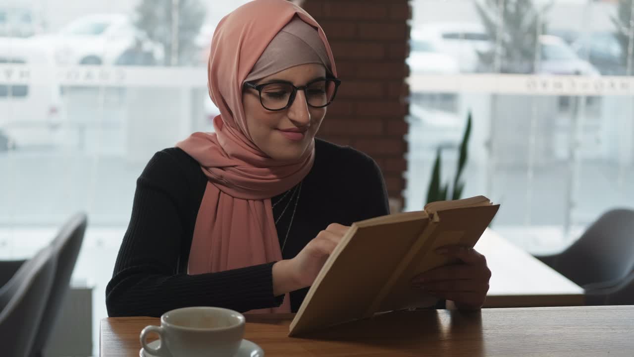 educación extranjera estudio en el extranjero mujer café de libros