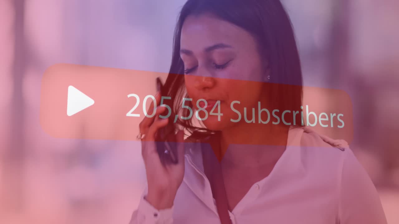 animación de suscriptores texto con números cambiando sobre mujer usando teléfono inteligente en el fondo