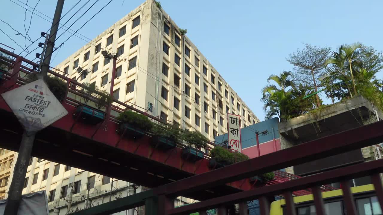 paisaje urbano con puente elevado y plantas
