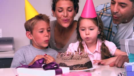 Animación-De-Manchas-Blancas-Sobre-Una-Familia-Divirtiéndose-En-Una-Fiesta-De-Cumpleaños.