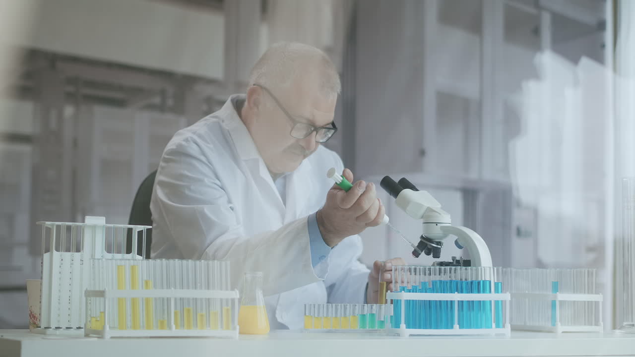 el trabajo del médico masculino en el laboratorio desarrollando una vacuna. coronavirus covid-19 2019-ncov medicamentos concepto de investigación. uso del microscopio. imágenes de alta calidad 4k