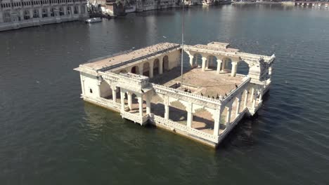 santuario de aves en el punto de referencia de arsi vilas, lago pichola, udaipur