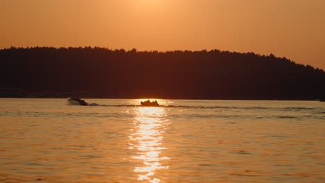 Motorboot-Rast-Bei-Sonnenuntergang-Den-See-Hinunter