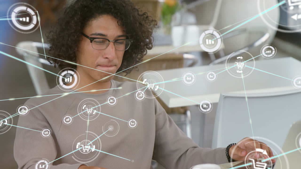 animación de un hombre biracial hablando en un teléfono inteligente a través de una red de conexiones con iconos.