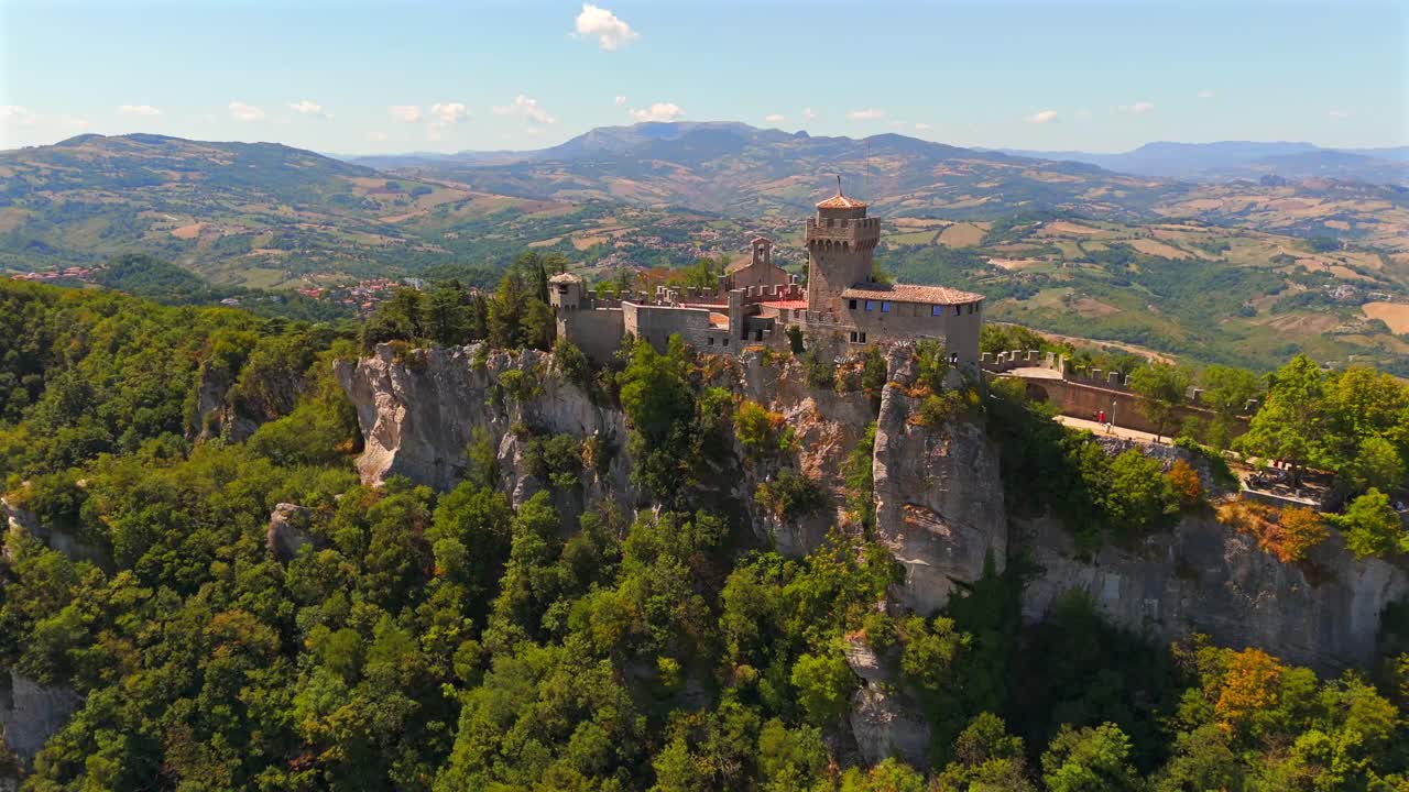 Drone captures the charm of San Marino’s medieval castles and panoramic landscapes from the sky.