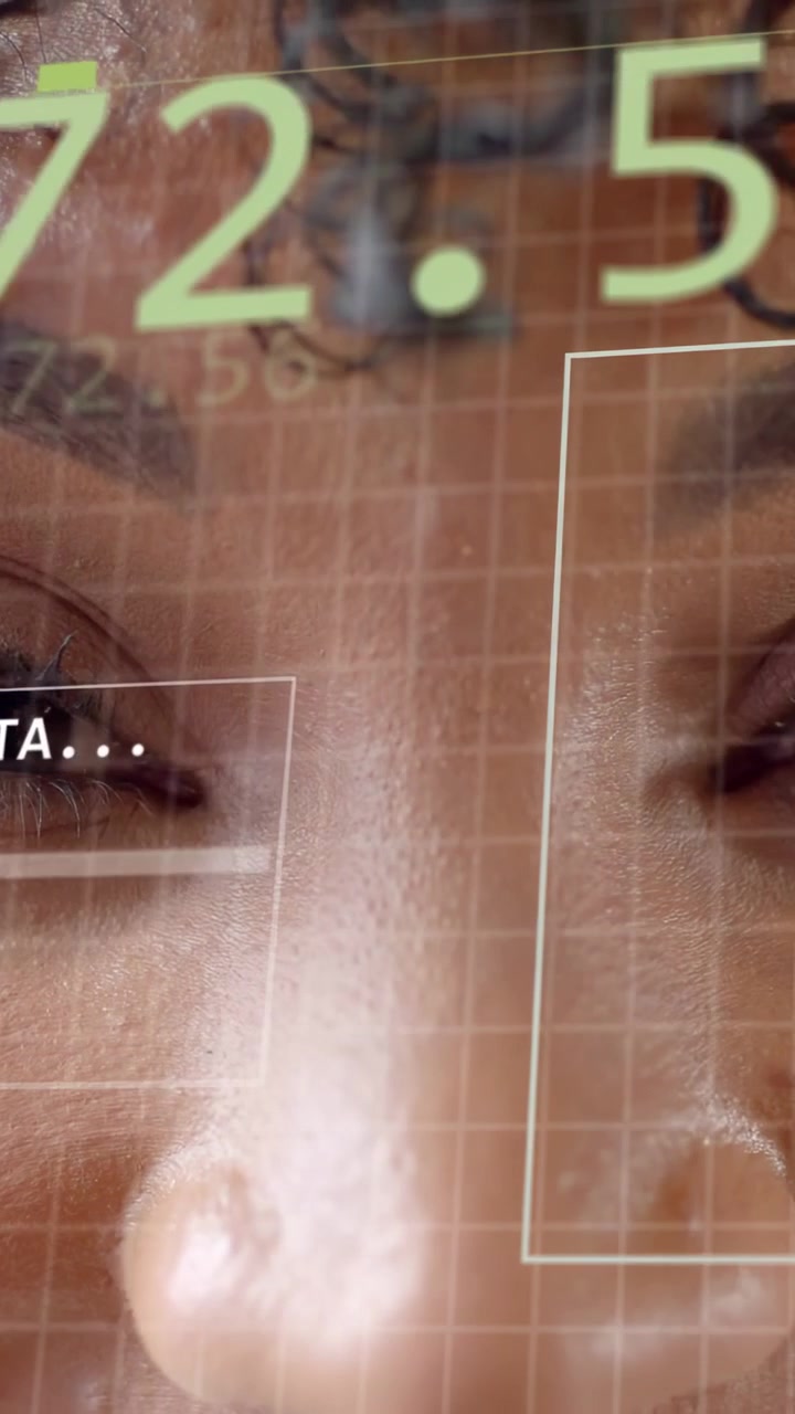 Vertikales Video: Eine Frau blickt in die Kamera, ein System initiiert einen Gesichtsscan zur Identifizierung, HUD aktualisiert Ziffern.