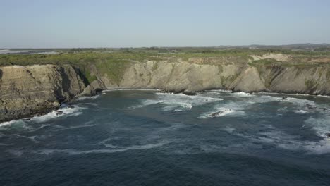 Imágenes-De-Drones-Volando-Hacia-Los-Acantilados-De-Zambujeira,-Portugal,-Con-Hermosas-Olas-Rompiendo-Debajo