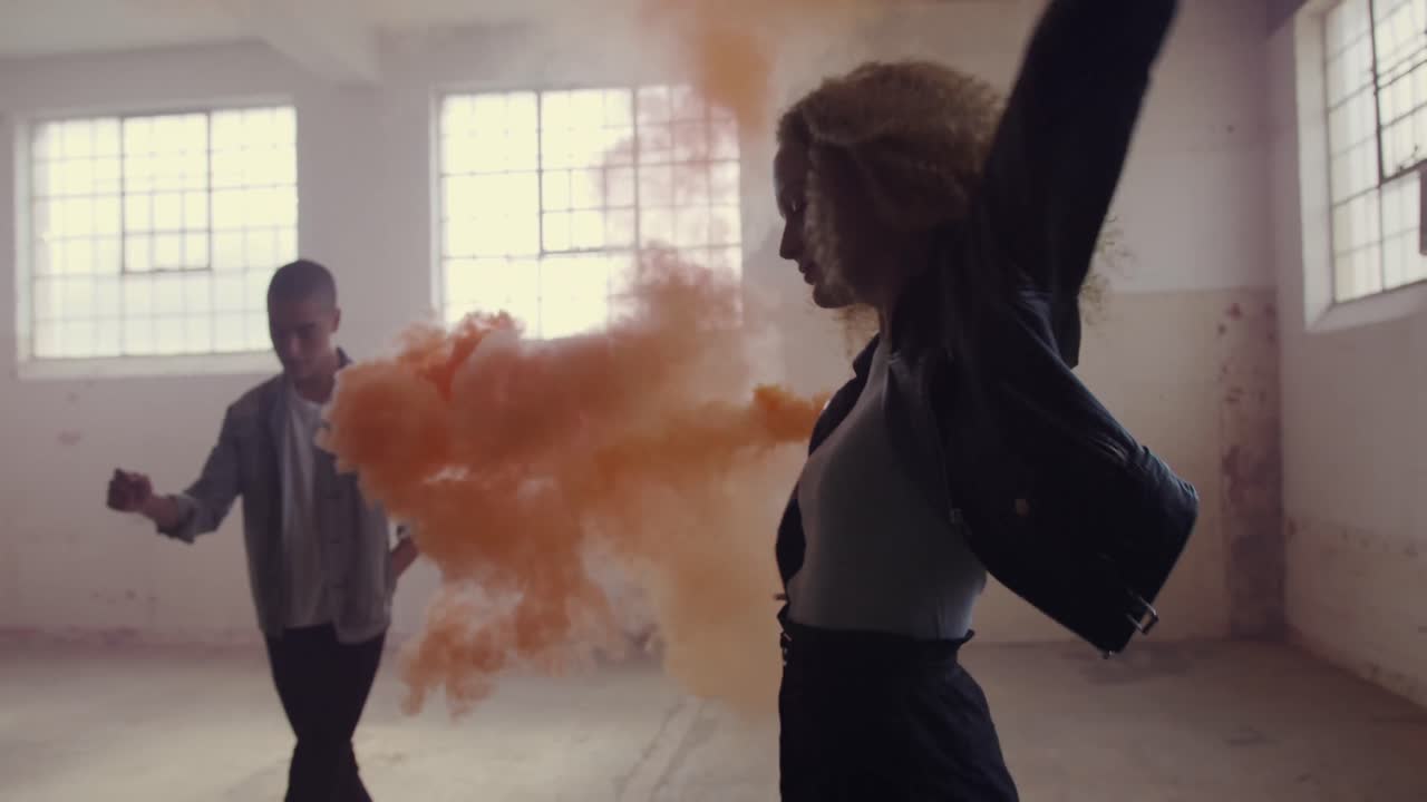 joven de moda y mujer en un almacén abandonado