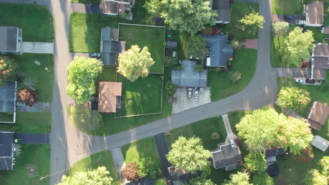 vista aérea de drones sobre casas bien planificadas en un pequeño pueblo durante la puesta de sol