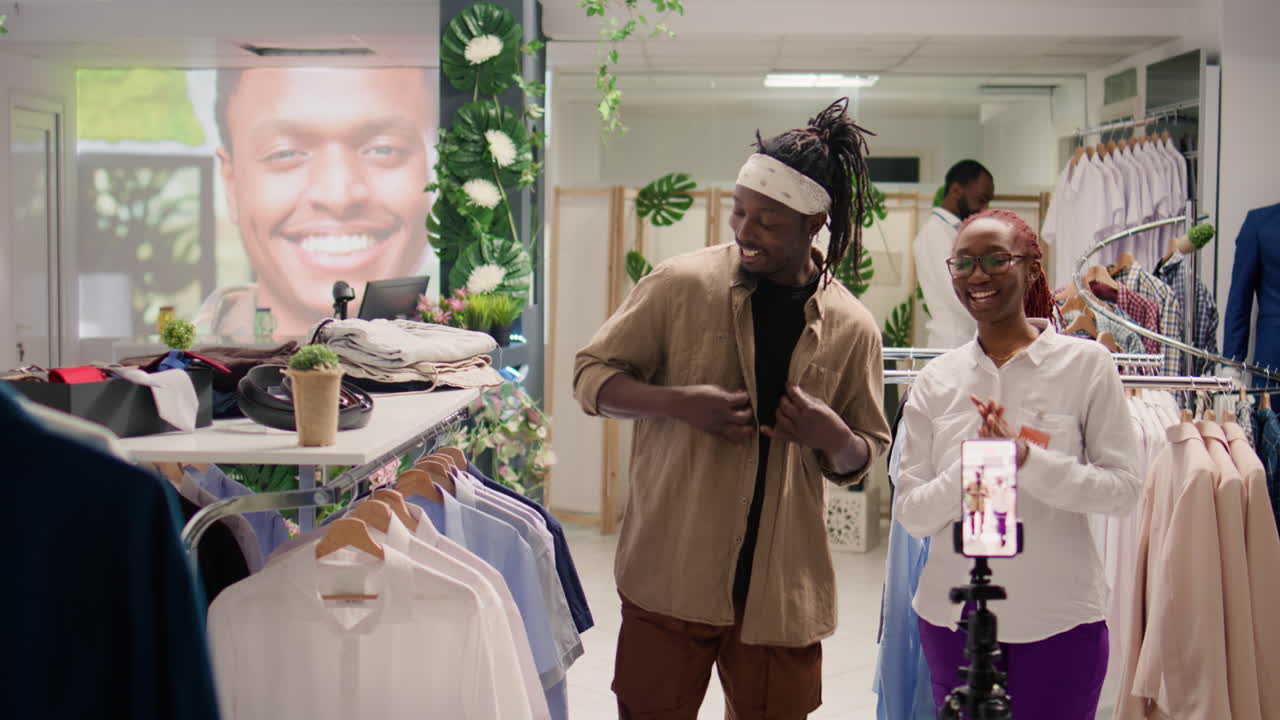 el hombre filma el contenido del taller con el trabajador