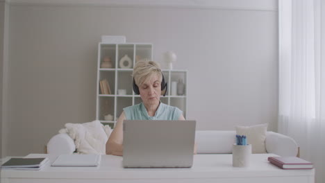 psicólogo está consultando en línea por internet mujer especialista está hablando con la cámara web de la computadora portátil sentada en la mesa