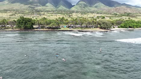 gente surfeando en el parque de la playa de ganjaupoko en lahaina, maui