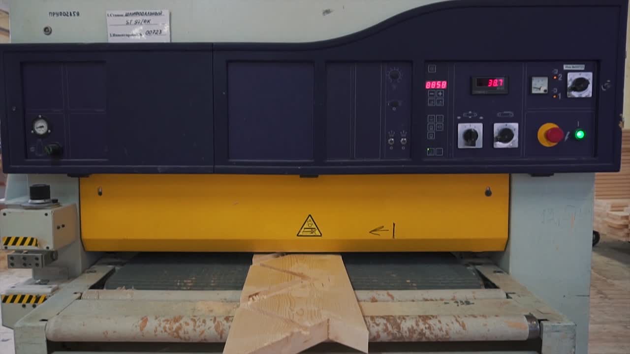 나무 가공 기계 가 작동 하고 있다