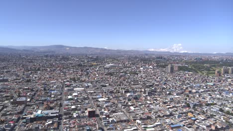 imagen de un avión no tripulado de la soleada bogotá, colombia