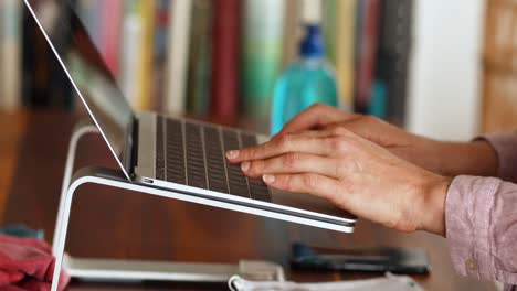 mujer caucásica usando una computadora portátil en casa