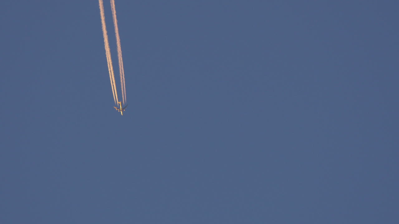 vista lejana de un avión volando en el cielo