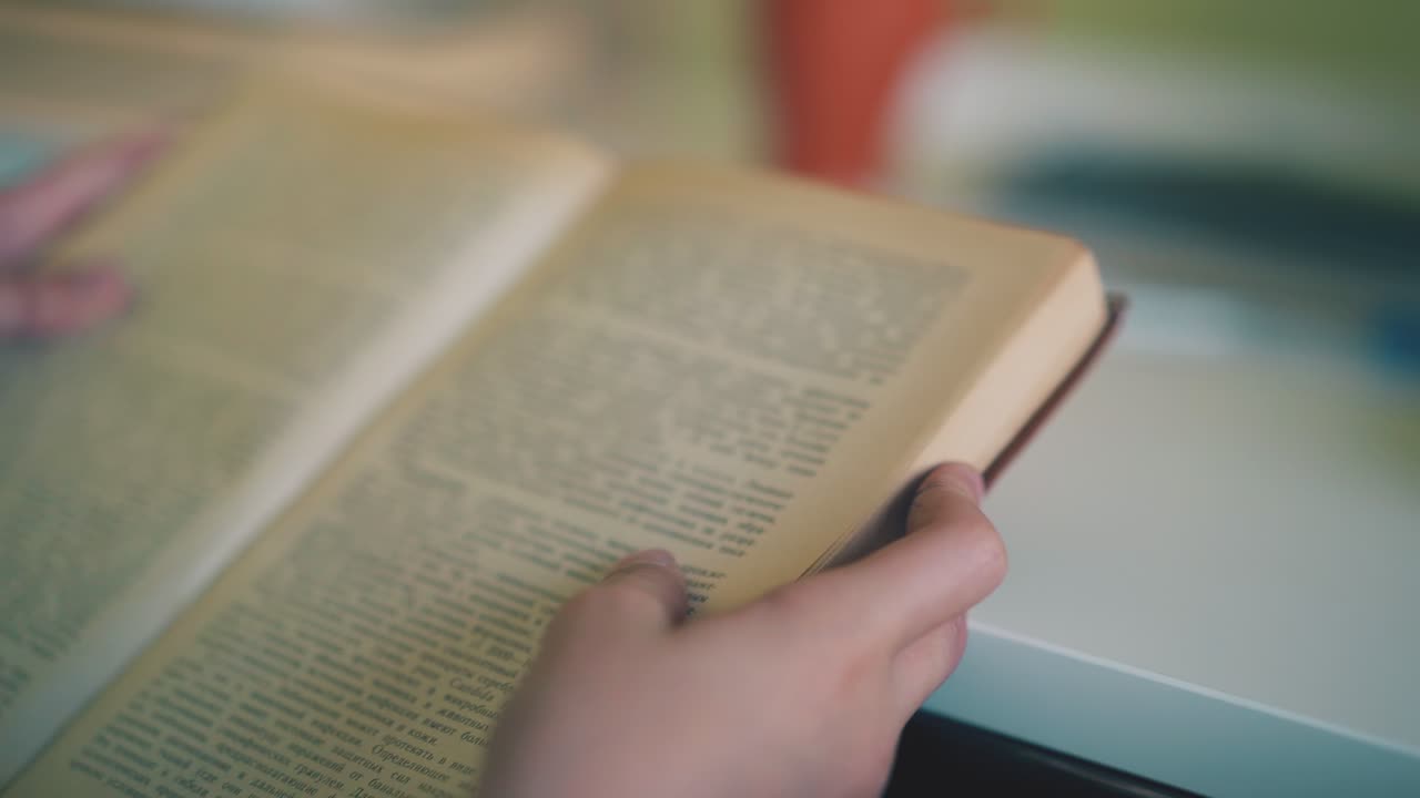 los escolares se sientan a la mesa con perritos calientes y pizza en la habitación