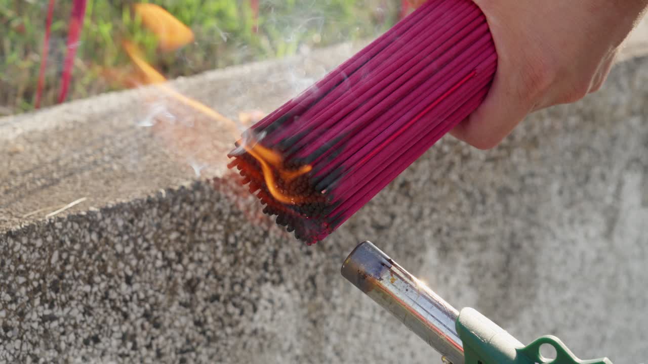 incenso chino ardiente, palos de oración flotando y desvaneciéndose