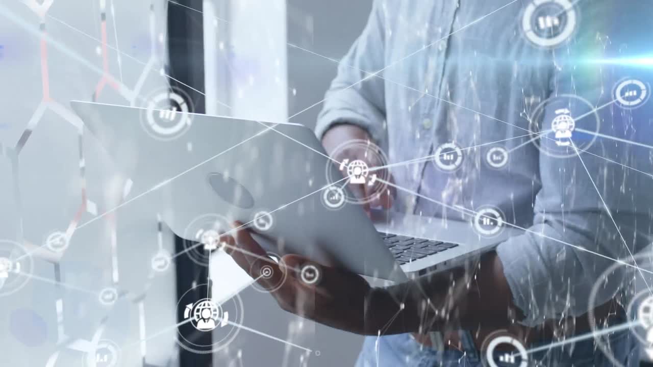 animación de la red de conexiones sobre la sección media del hombre afroamericano usando portátil