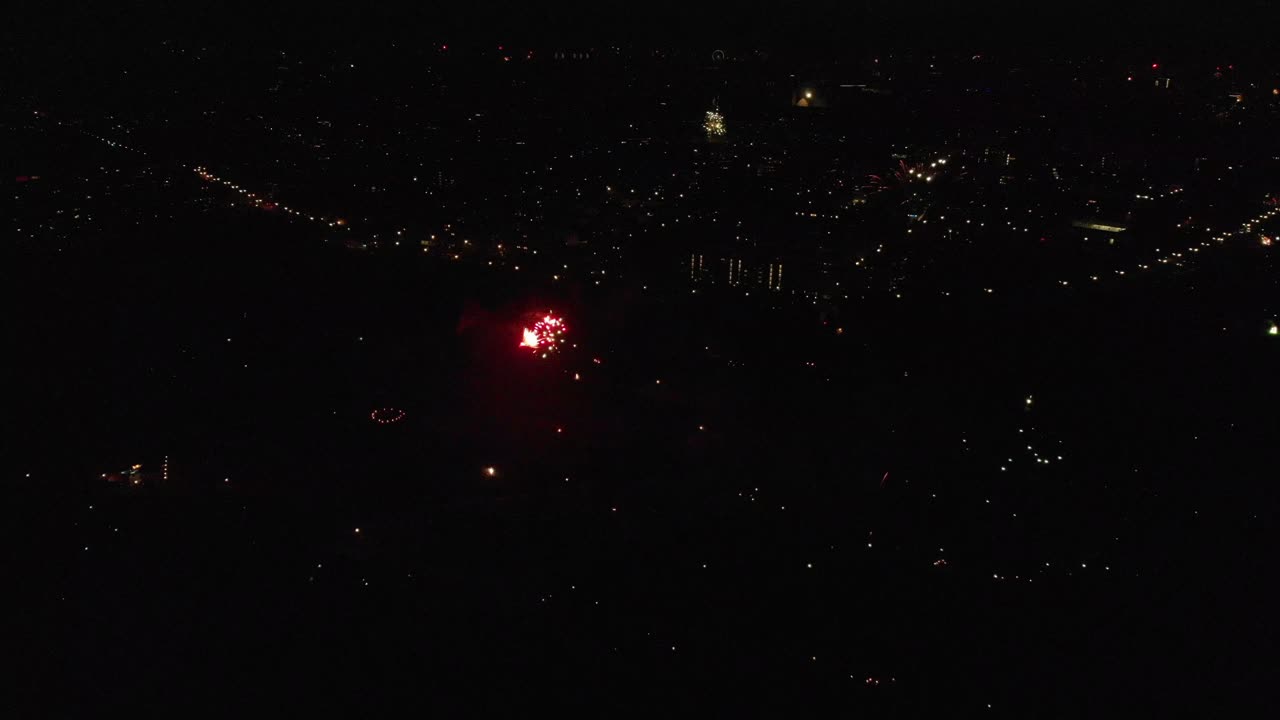 무인 항공기로 비행하는 공중에서 뮌헨 올림피아 공원 새해 전야 불꽃 놀이