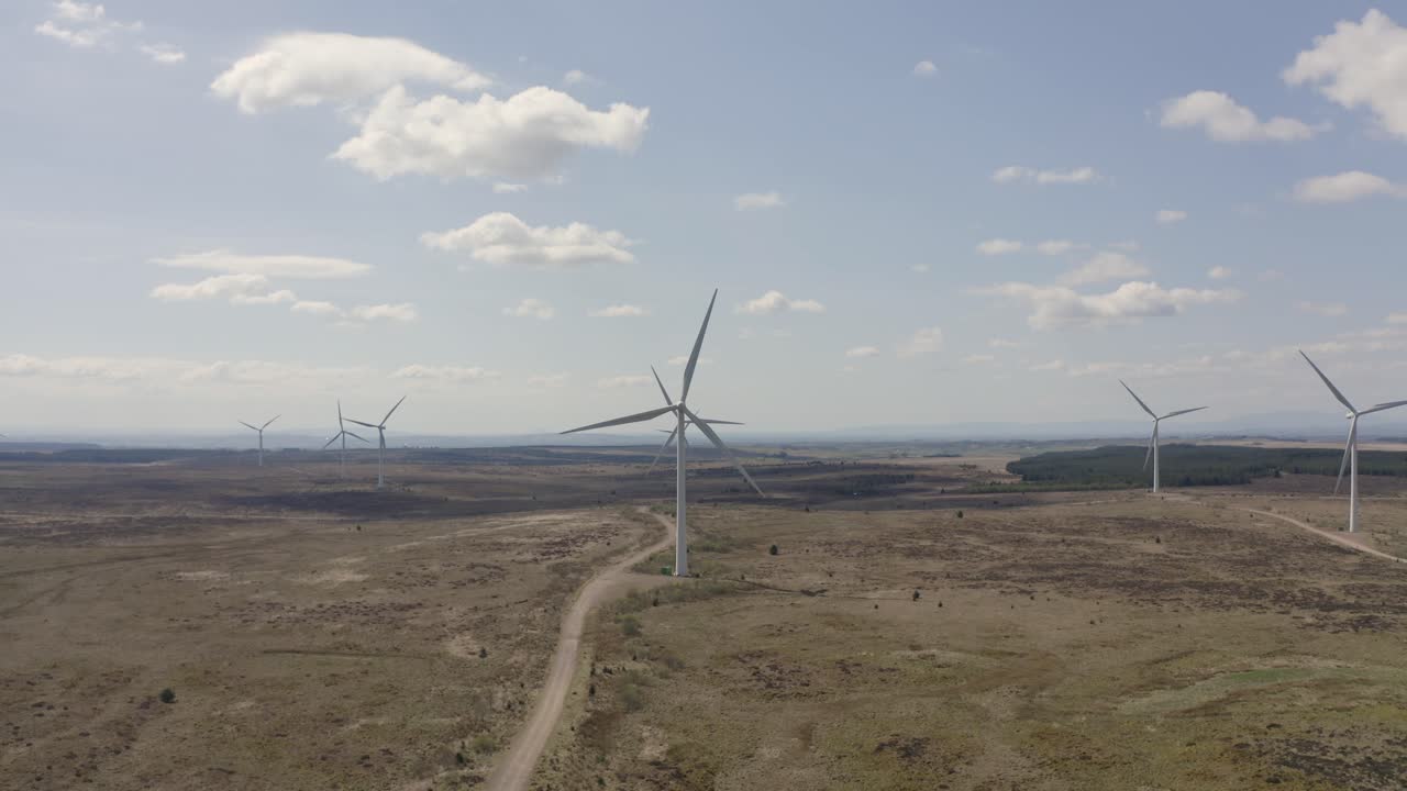 toma panorámica aérea de un parque eólico, escocia