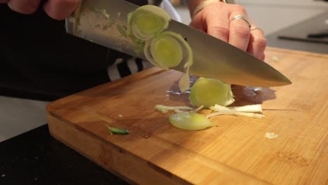 Cutting-leek-on-a-wooden-board