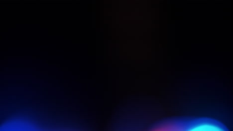 Farbenfrohe-Abstrakte-Hintergrundtextur-Mit-Verschwommenem-Bokeh-Und-Blinkenden-Lichtern-Aus-Den-Lichtstrahlreflexionen-Eines-Rotierenden-Und-Wechselnden-Kristalls-Auf-Schwarzem-Hintergrund