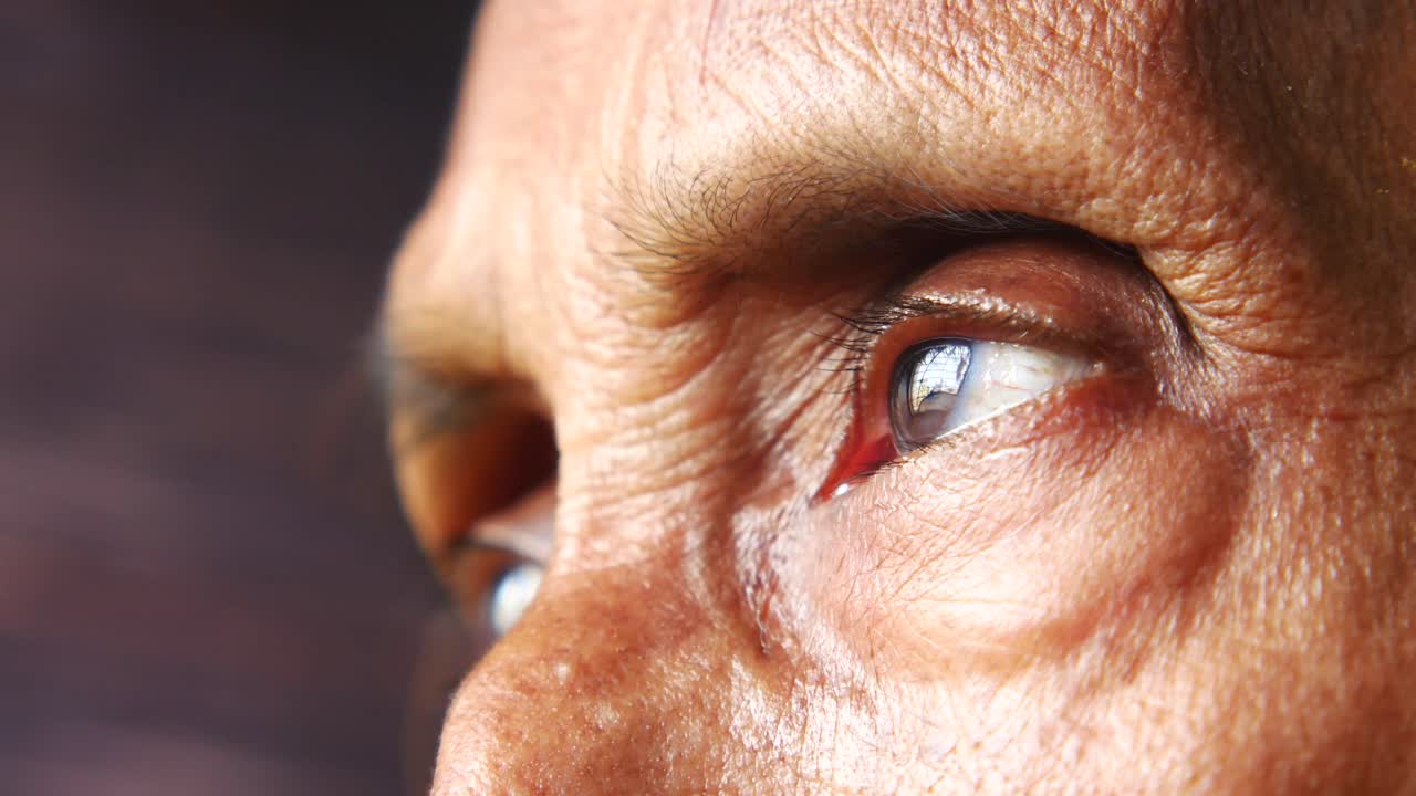 노인 의 눈 의 근접 사진