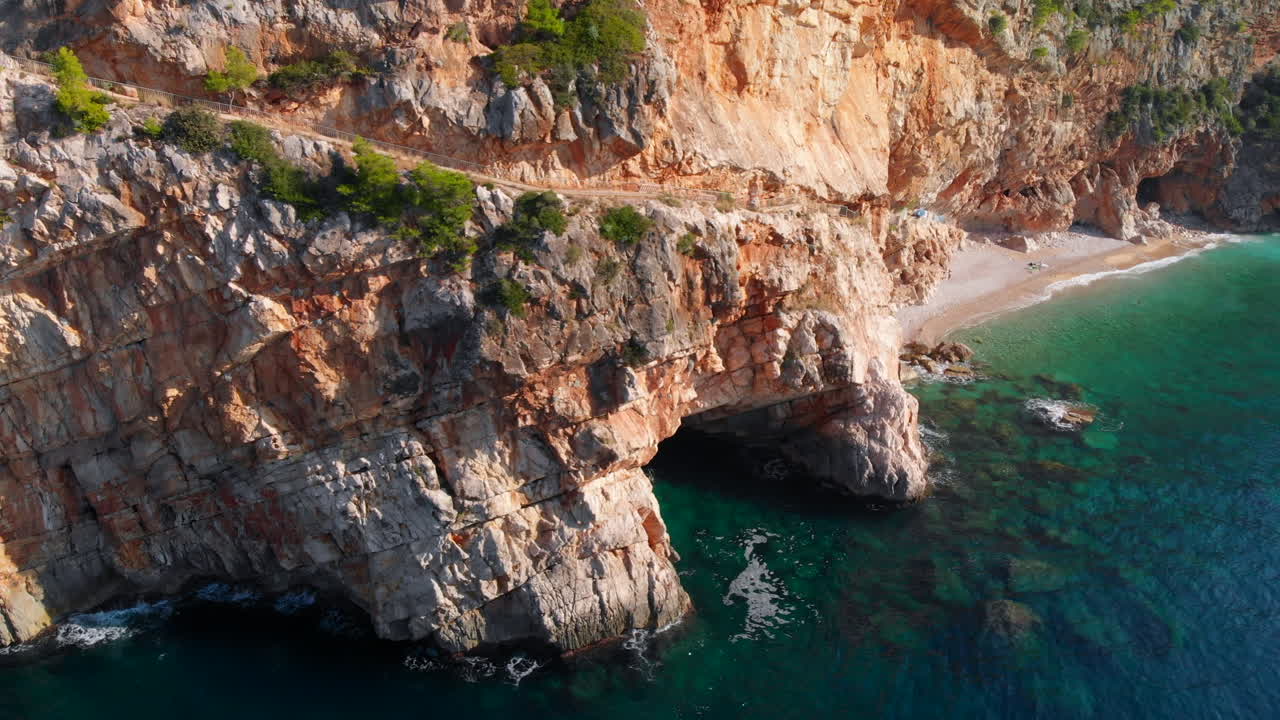 Luftfoto: fantastiske kroatiske kystklipper ved det Adriaterhavs blå hav, Dalmatien