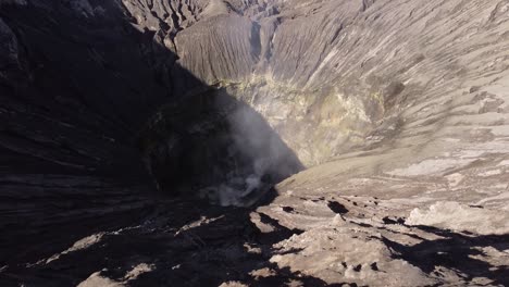 vista aérea de la grúa del vapor caliente que proviene del cráter del volcán bromo, paisaje volcánico de indonesia