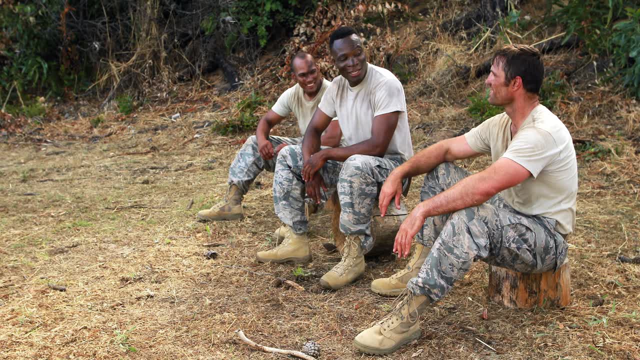 체력 훈련 운동 도중 서로 상호 작용 하는 체력 있는 남자 들