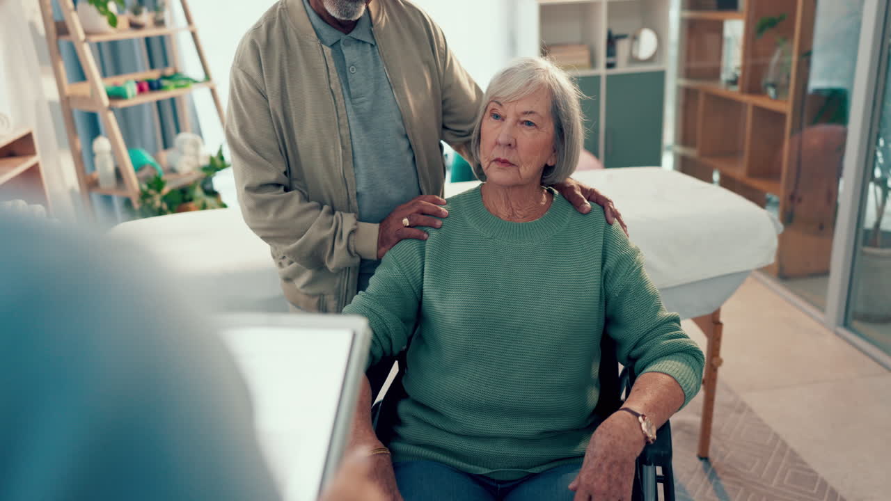 fisioterapia, médico y pareja de ancianos