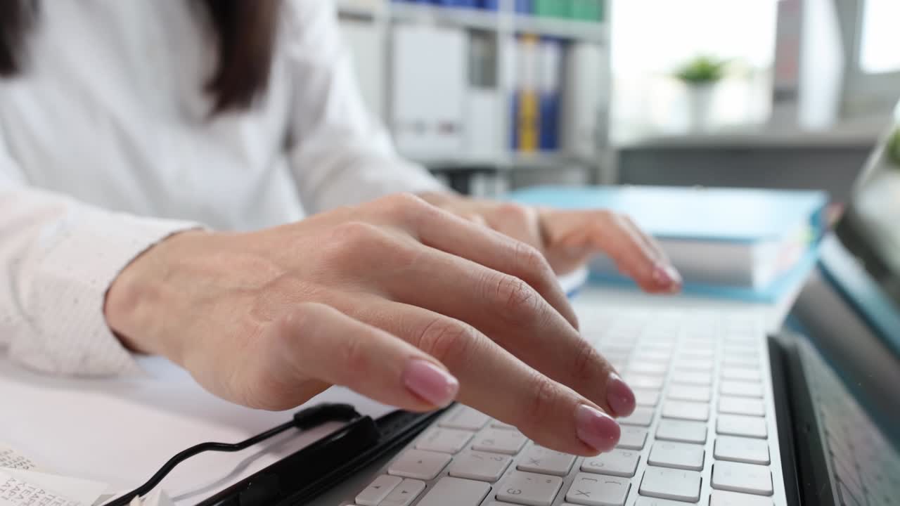 contable trabaja en el teclado y introduce cifras financieras en el informe