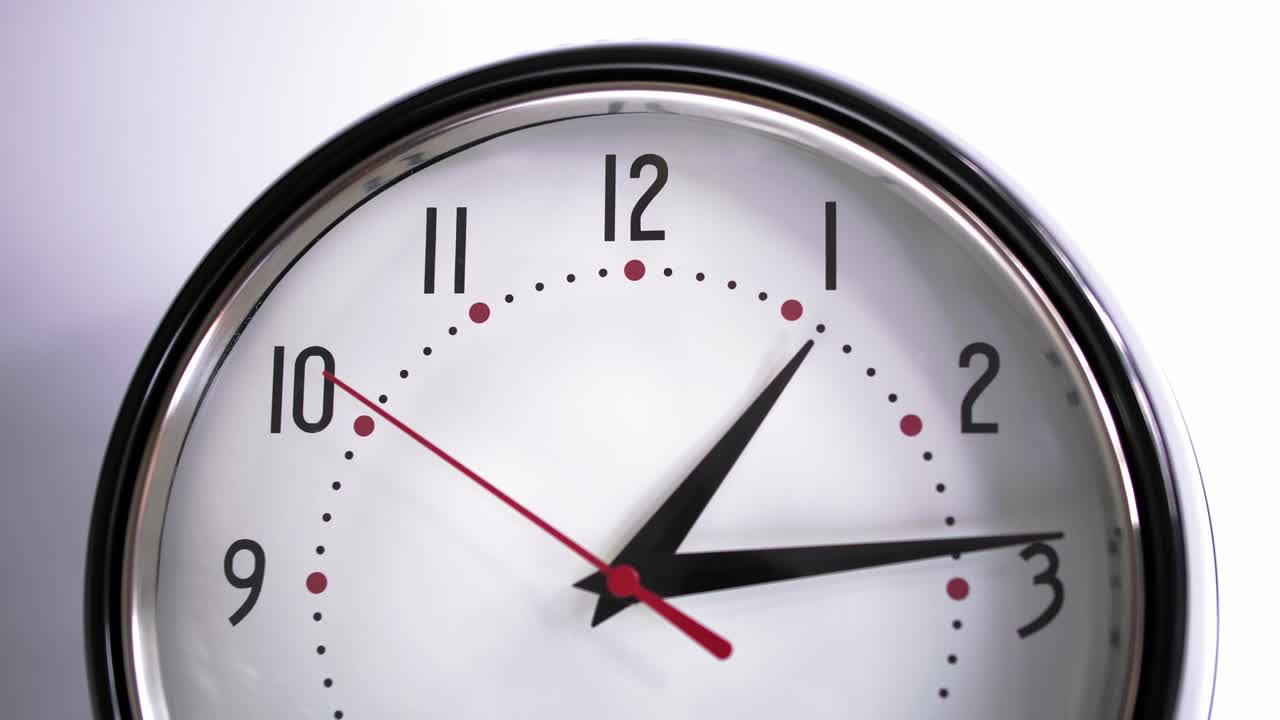 Quadrante di Orologio Analogico con Lancette su Sfondo Bianco