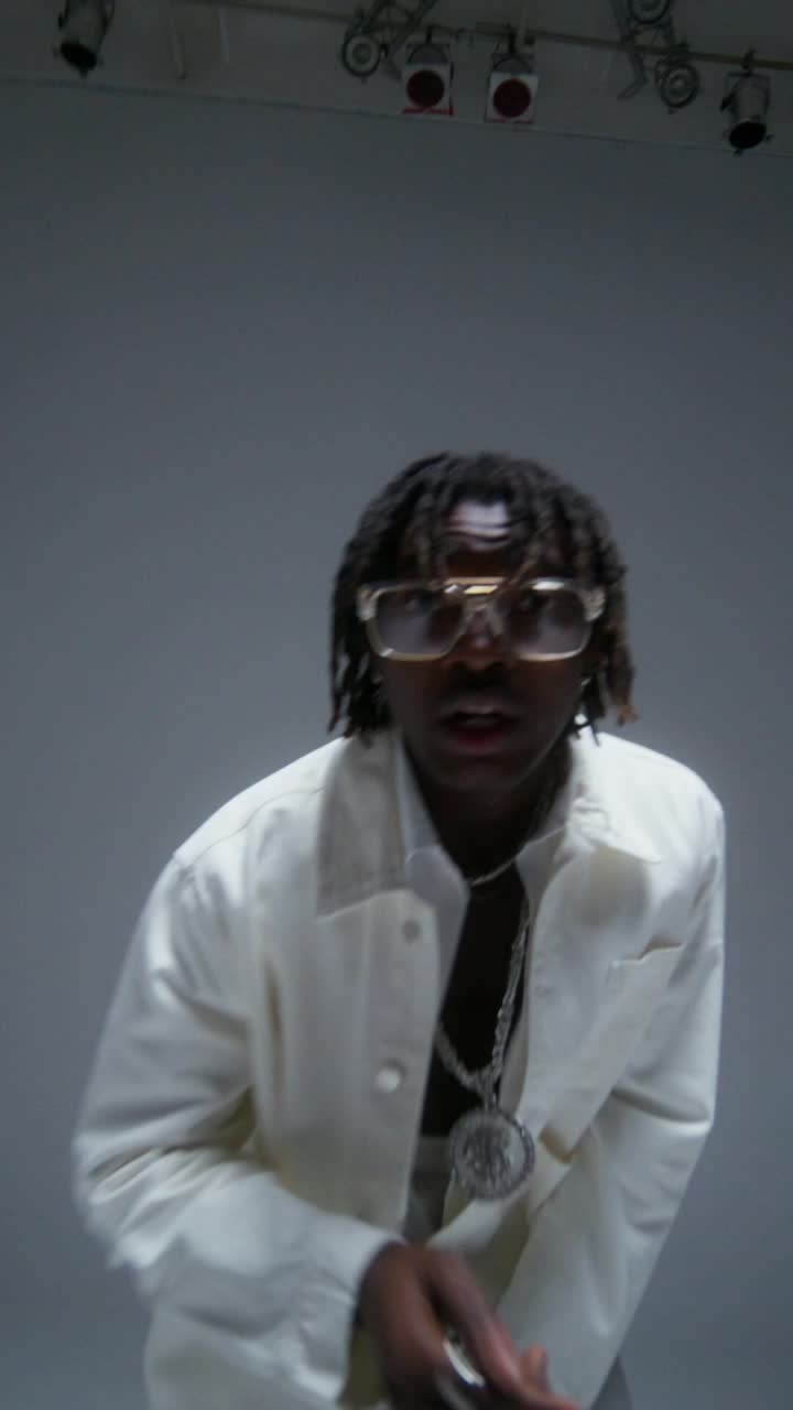 hombre elegante con traje blanco