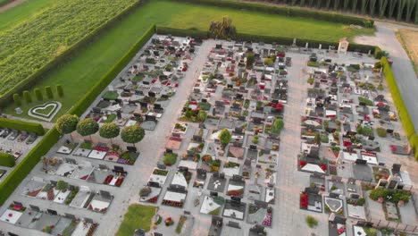 toma aérea directamente sobre el cementerio y los icónicos campos policiales en segundo plano