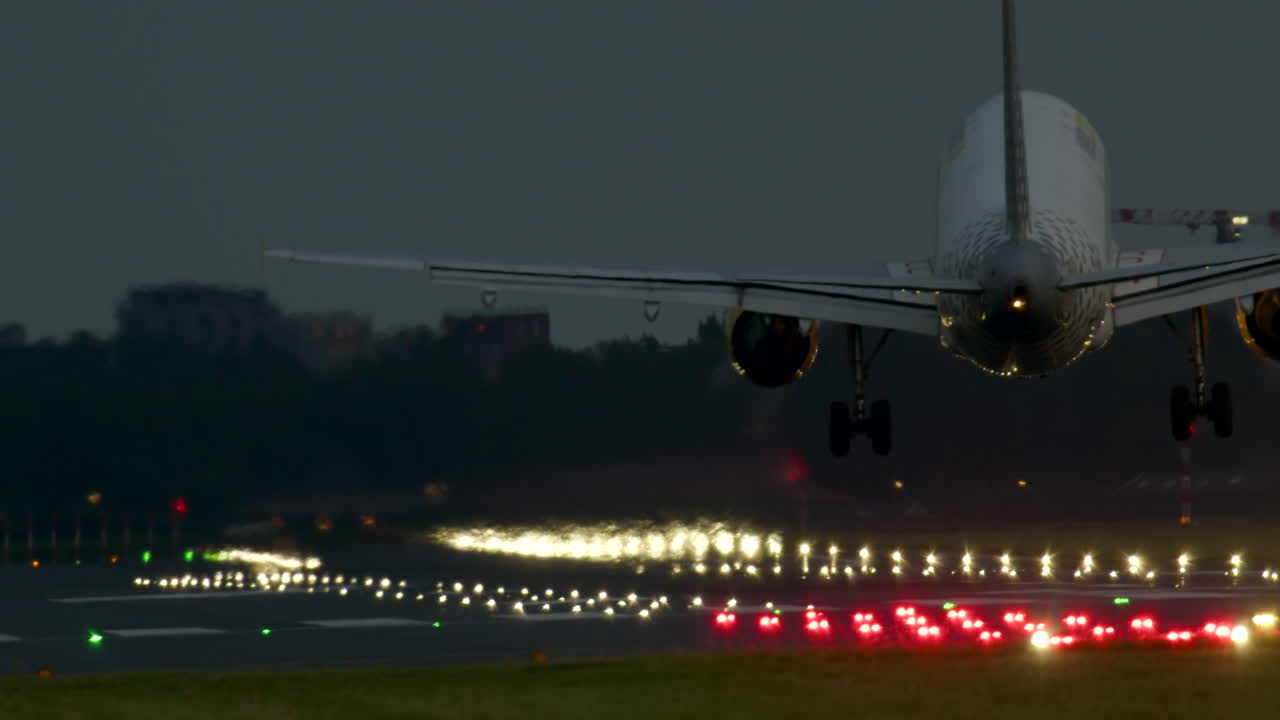 avión aterrizando en la noche